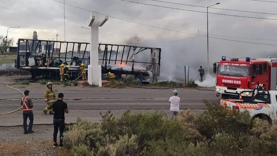 25 de Mayo: se incendió un camión con carga de electrodomésticos en la Ruta 151
