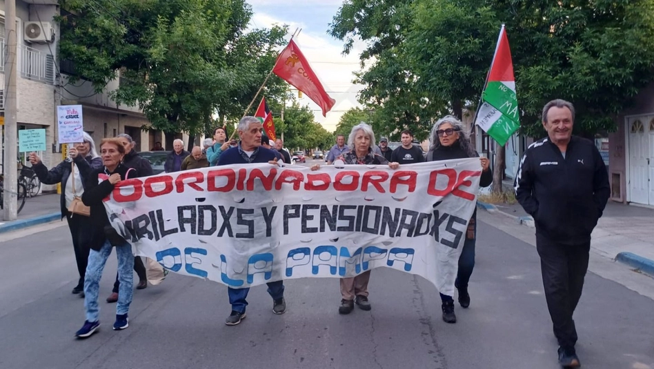 Jubilados pampeanos marcharon nuevamente en reclamo de mejoras previsionales