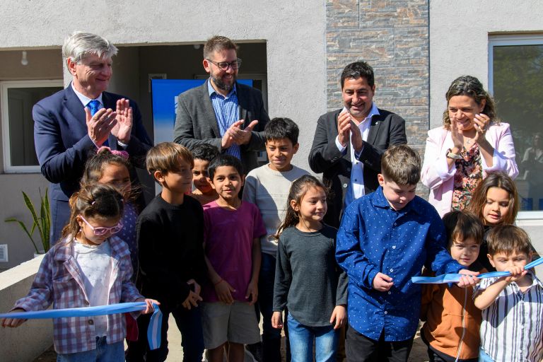 El gobernador Ziliotto entregó 8 casas en Van Praet, anunció tres más y la llegada del 4G a la localidad