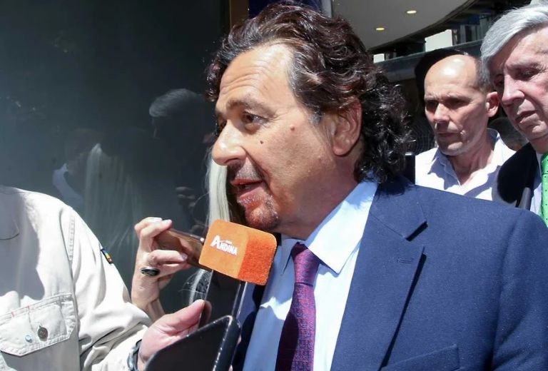 El gobernador de Salta hizo una protesta frente a la Rosada y lo recibieron Francos y Santiago Caputo