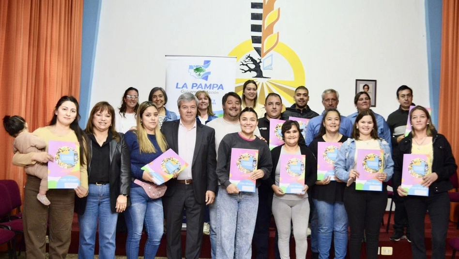 Entregaron créditos a emprendedores y al municipio de Quemú Quemú
