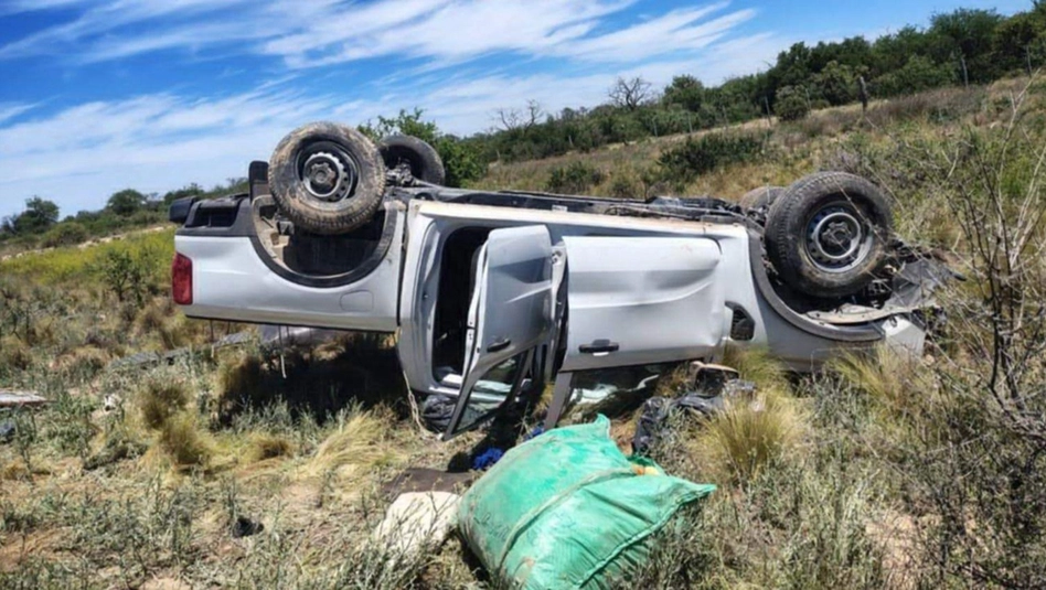 Volcó una camioneta en El Durazno y una familia fue asistida