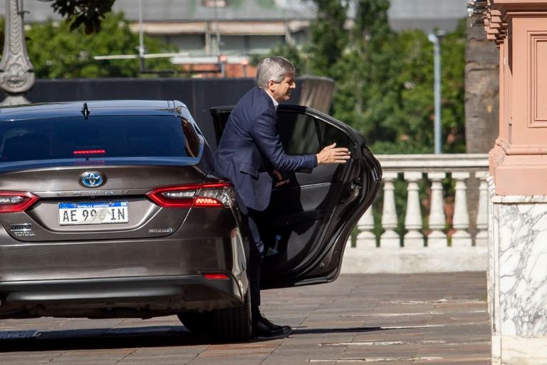 Sin Santilli, Luis Caputo recibe a Jorge Macri para destrabar la deuda con CABA por la coparticipación