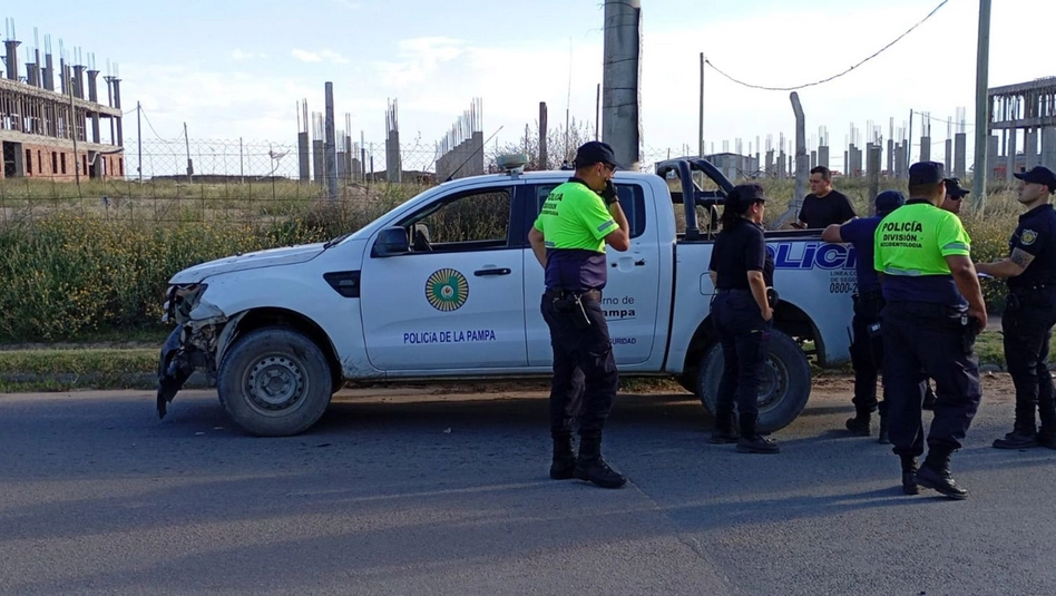 Santa Rosa: dos heridos tras chocar contra un patrullero en el barrio Pueblos Originarios