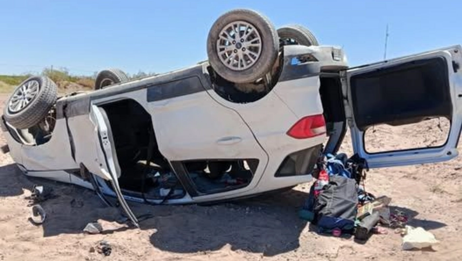 Ruta del Desierto: volcó un vehículo cerca de La Reforma y dos personas fueron hospitalizadas
