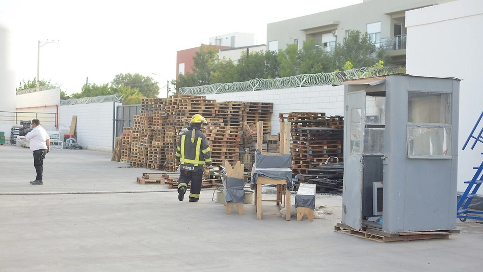 Incendio controlado en el predio del Maxi Carrefour de Santa Rosa
