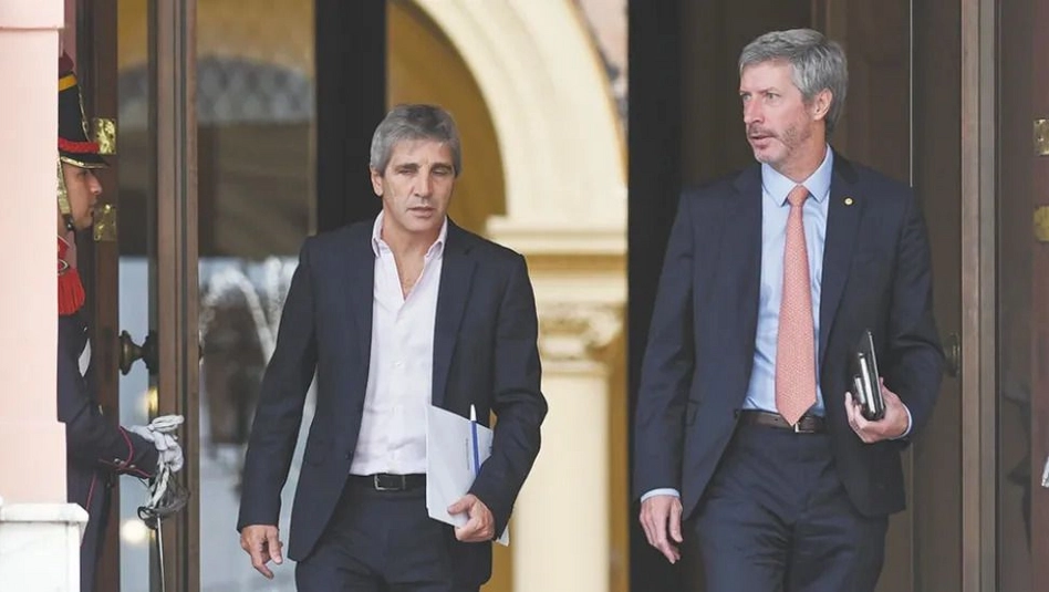 El dólar oficial cerró en $1.490 y vuelve la tensión cambiaria