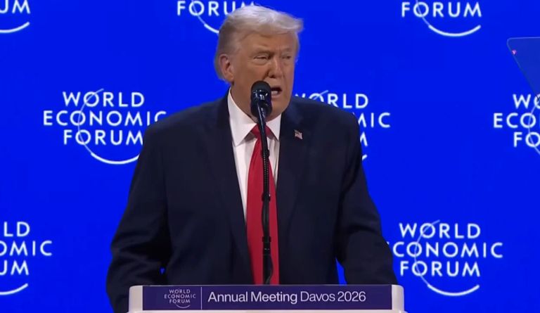 Suiza: Trump descartó recurrir a la fuerza en Groenlandia, pero lanzó una advertencia a Europa