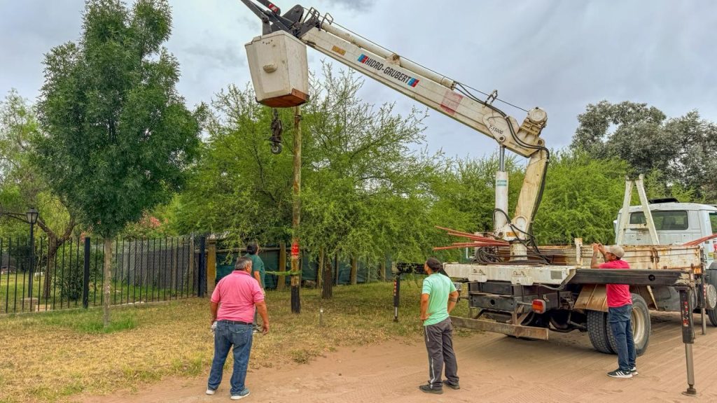 Santa Rosa: el municipio continúa sacando postes y cables de Clarín