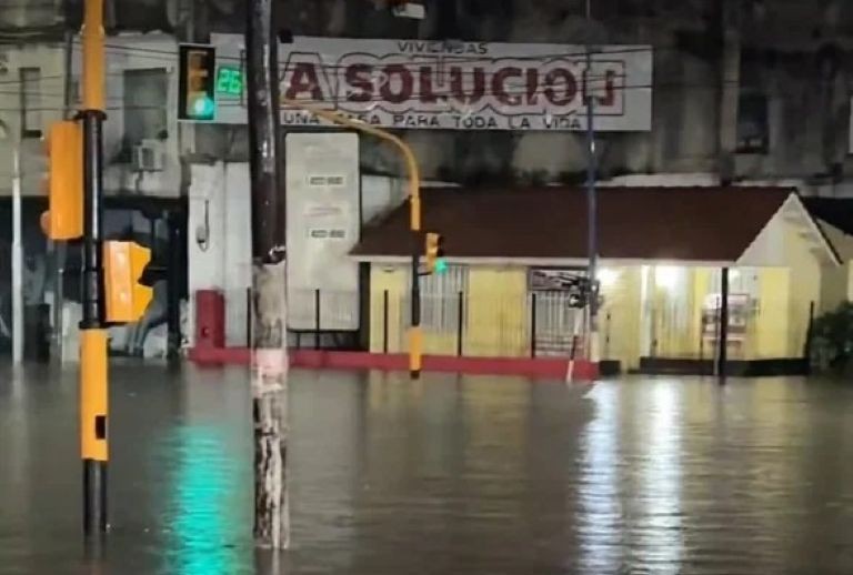 AMBA: calles anegadas y complicaciones para circular tras el temporal