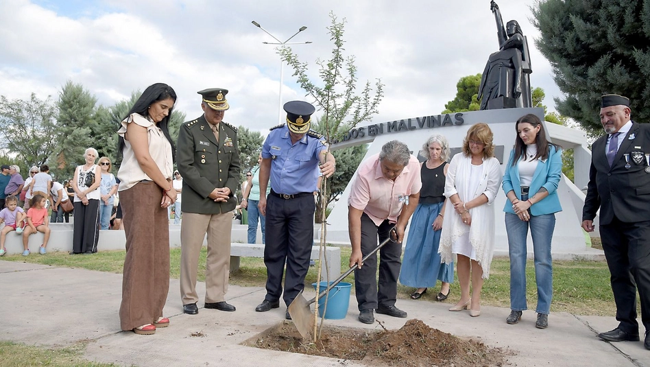 Santa Rosa: emotivo homenaje a los caídos en Malvinas con fuerte participación de vecinos y veteranos