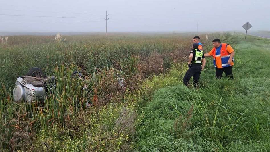 General Pico: una camioneta cayó a un canal con agua tras perder el control en la Ruta 102