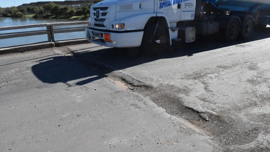 Impulsan declarar la emergencia vial en el puente sobre el río Colorado