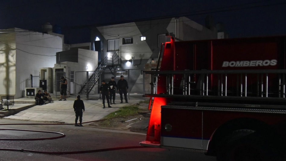 Santa Rosa: dejó una salamandra encendida y un incendio destruyó un departamento