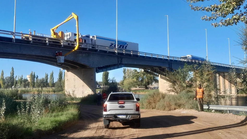 La Adela: evalúan el estado del puente sobre la RN22 y analizan su reparación por riesgo estructural