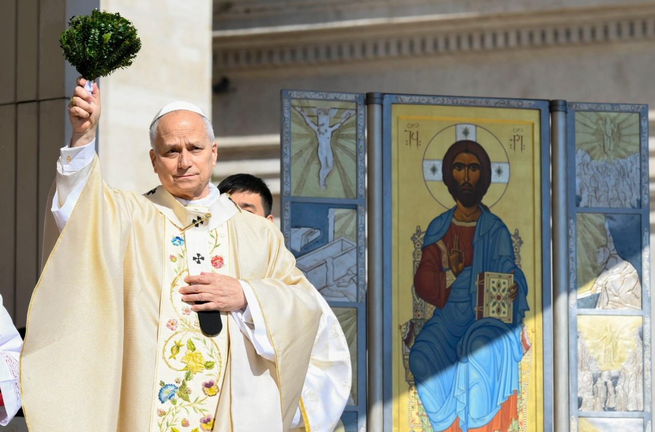 En su primera Misa de Pascua, el papa León XIV convocó a una vigilia de oración por la paz