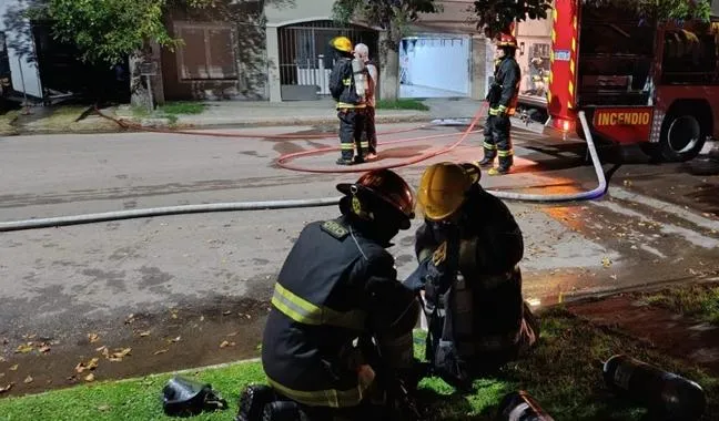 General Pico: vecinos salvaron a dos niñas del incendio en una vivienda