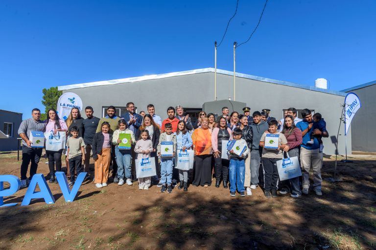 El gobernador Ziliotto entregó viviendas en Telén y reafirmó la política habitacional como prioridad