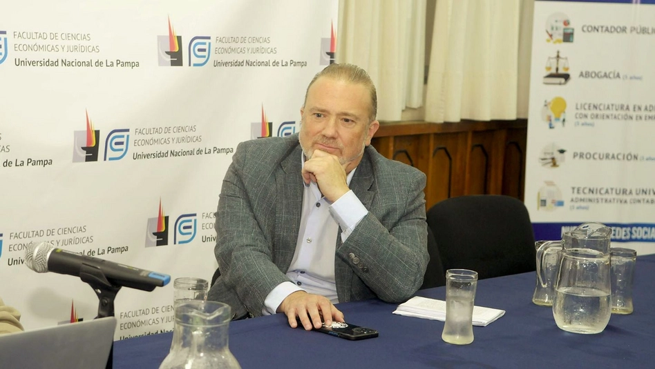Gil Domínguez cuestionó el fallo de Baric, quien rechazó la cautelar para frenar la reforma de la Ley de Glaciares.