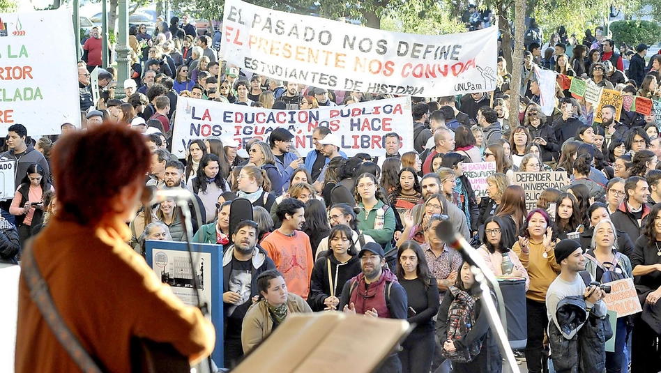 Santa Rosa: la comunidad universitaria marcha en defensa de la educación pública