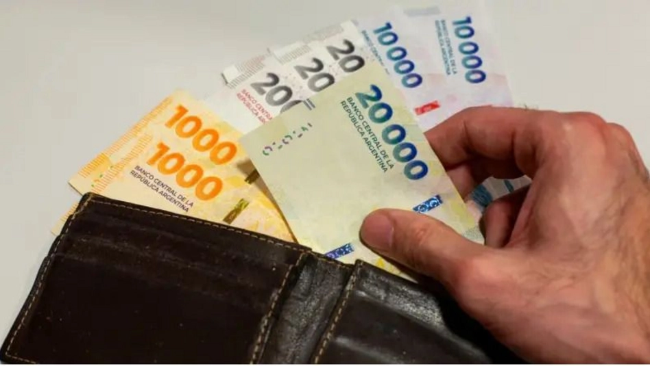 El empleo formal sigue por debajo de los niveles de 2023 y el salario mínimo perdió casi 40 % de su poder de compra
