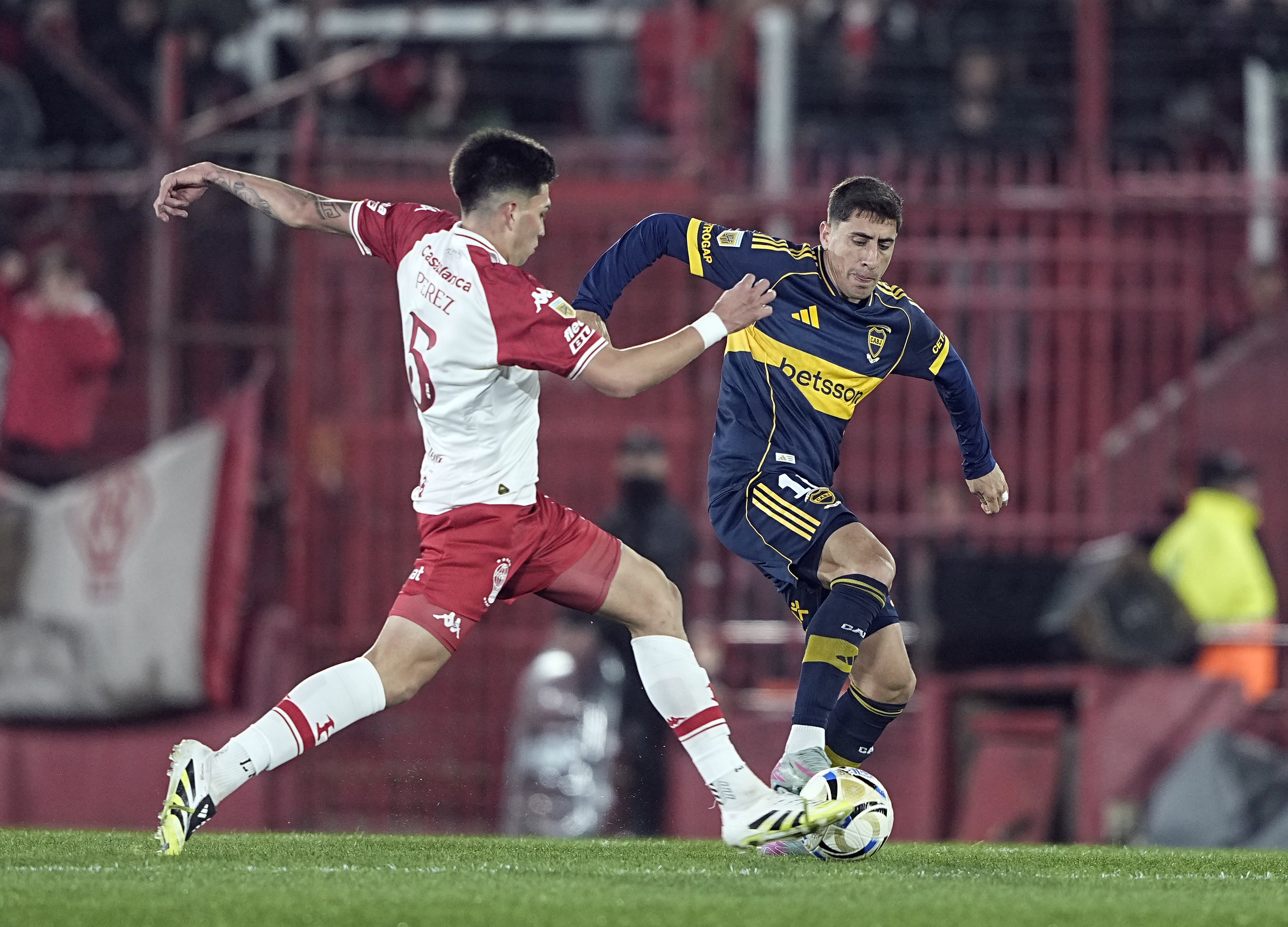 Fútbol: Boca y Huracán se enfrentan en La Bombonera en busca de un lugar en cuartos de final