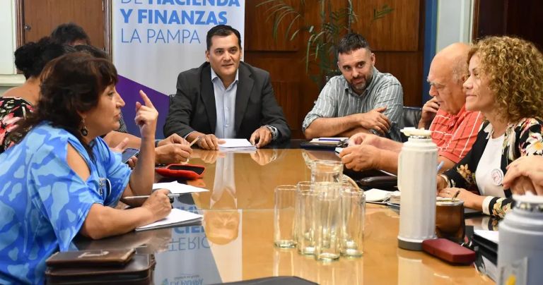 Los gremios rechazaron las propuestas del Gobierno provincial en la paritaria estatal