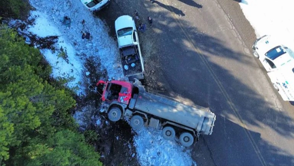 Neuquén: un camión volcó por “hielo negro” y el conductor quedó atrapado en la cabina
