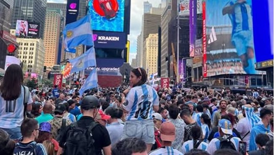 Miles de argentinos coparon Times Square con un histórico banderazo antes de la final