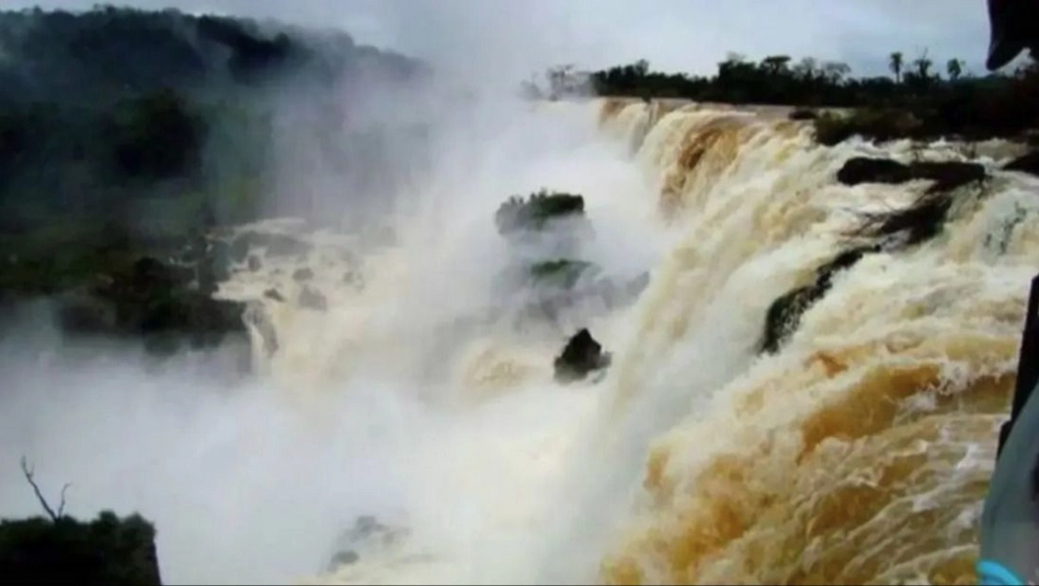 Puerto Iguazú: cerraron el acceso a la Garganta del Diablo por la crecida del río Iguazú