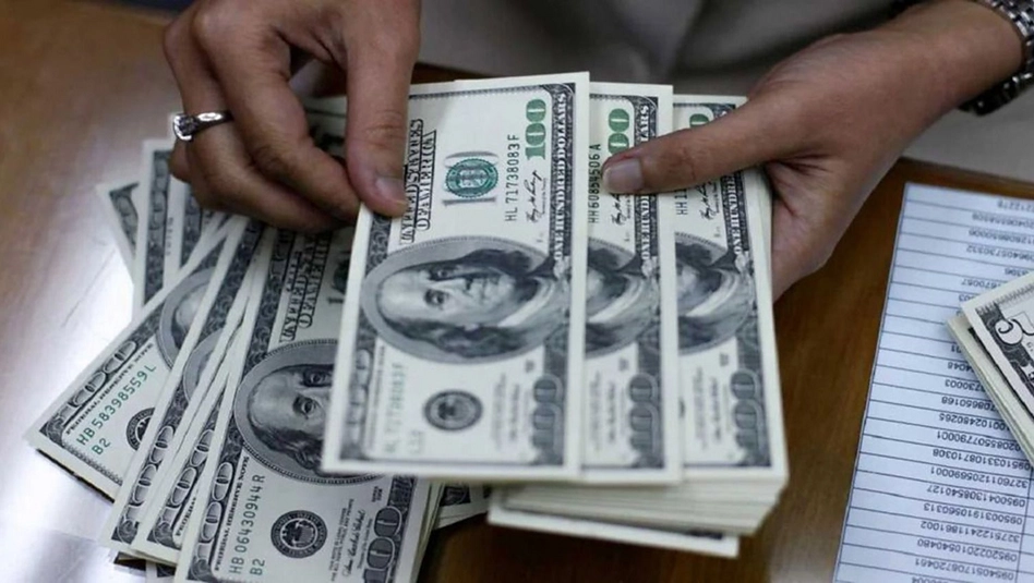 El dólar blue cerró a $1.565 y el mayorista superó por primera vez los $1.500