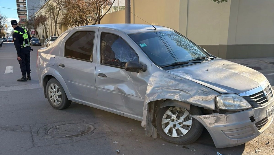 Santa Rosa: chocaron un auto y una camioneta en pleno centro