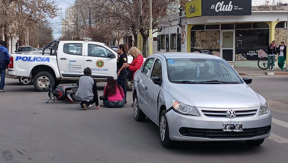 Santa Rosa: una joven de 19 años fue asistida tras chocar su moto contra un auto en pleno centro