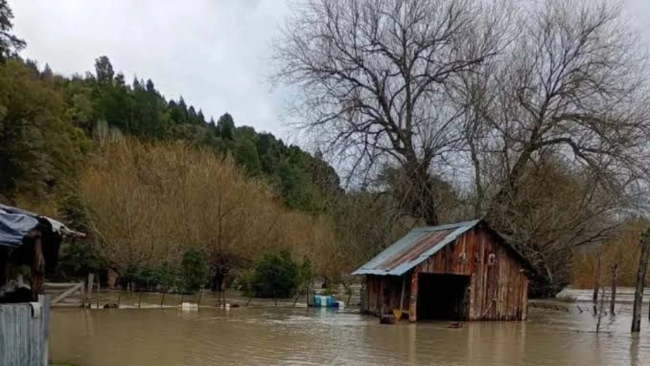 El Manso: la crecida de los ríos inundó caminos y campos y dejó a 20 familias aisladas