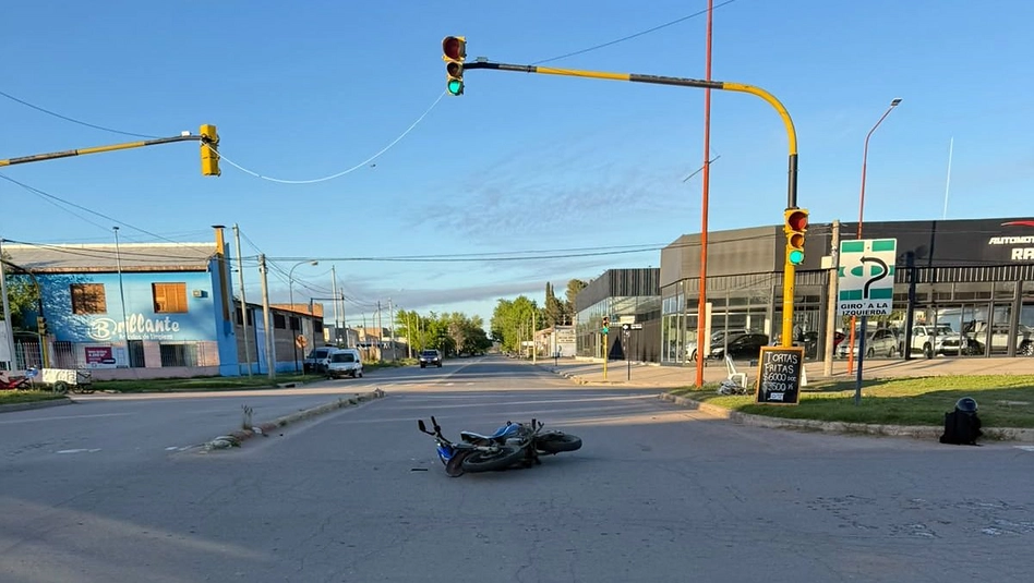 Santa Rosa: cruzó un semáforo en rojo, chocó contra una moto y huyó