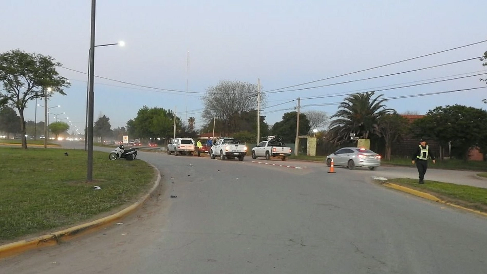 Santa Rosa: un motociclista terminó internado tras chocar con una camioneta y dio positivo en alcoholemia